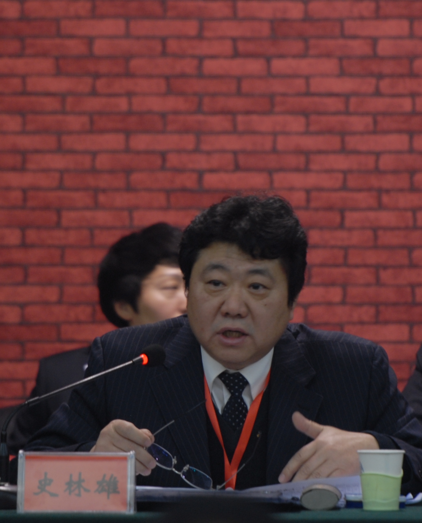 工会主席史林雄作工会工作报告